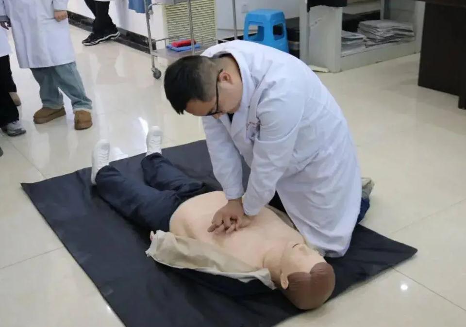 CPR Training With a CPR Simulator